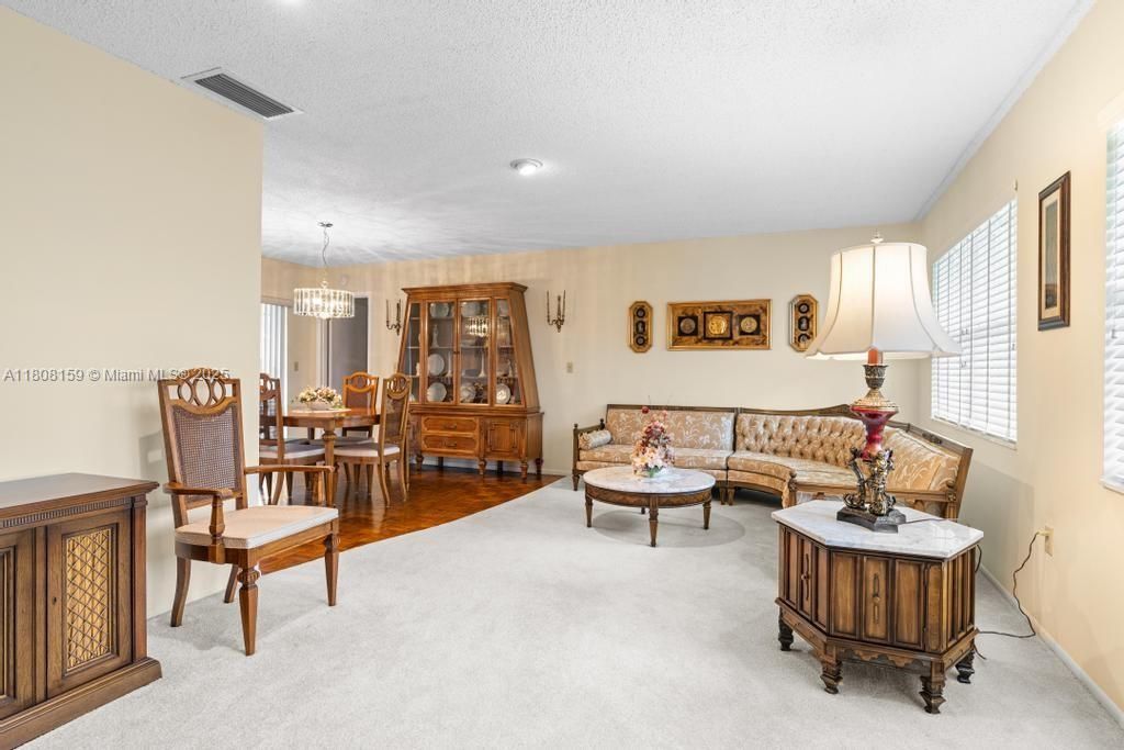 Vendido Recientemente: $600,000 (4 camas, 2 baños, 1950 Pies cuadrados)