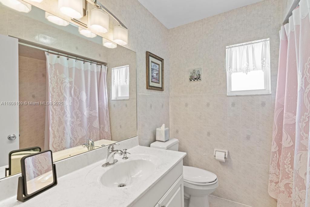 Vendido Recientemente: $600,000 (4 camas, 2 baños, 1950 Pies cuadrados)