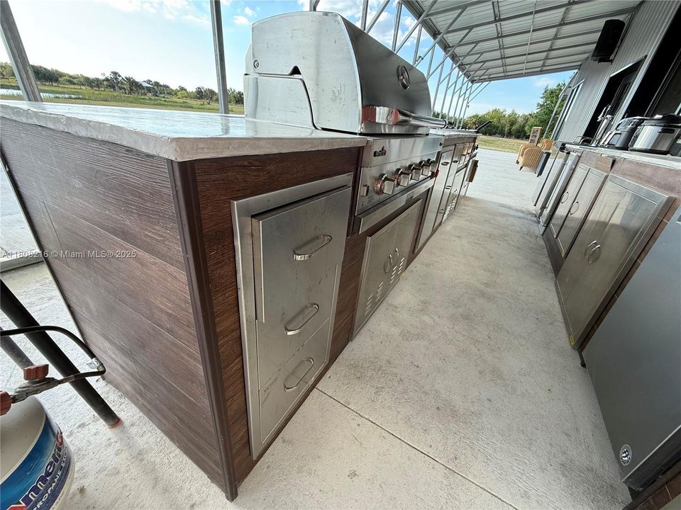 待售: $1,899,000 (20.25 acres)