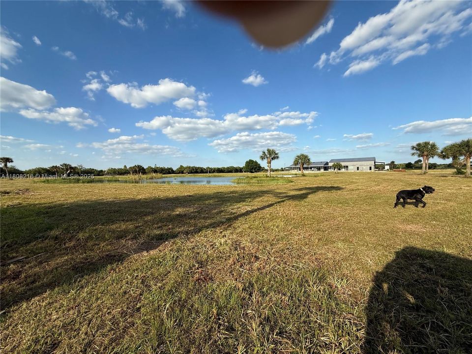 待售: $1,899,000 (20.25 acres)