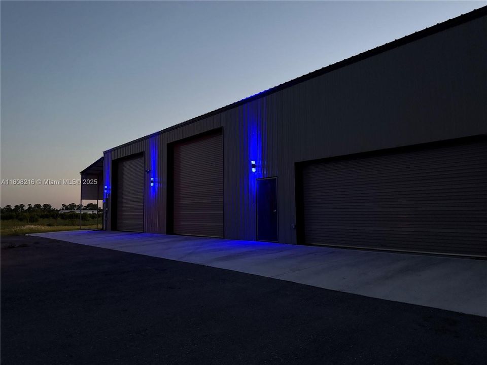 待售: $1,899,000 (20.25 acres)