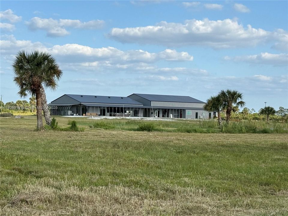 待售: $1,899,000 (20.25 acres)