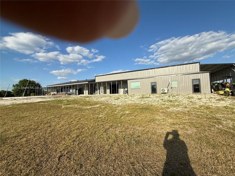 待售: $1,899,000 (20.25 acres)