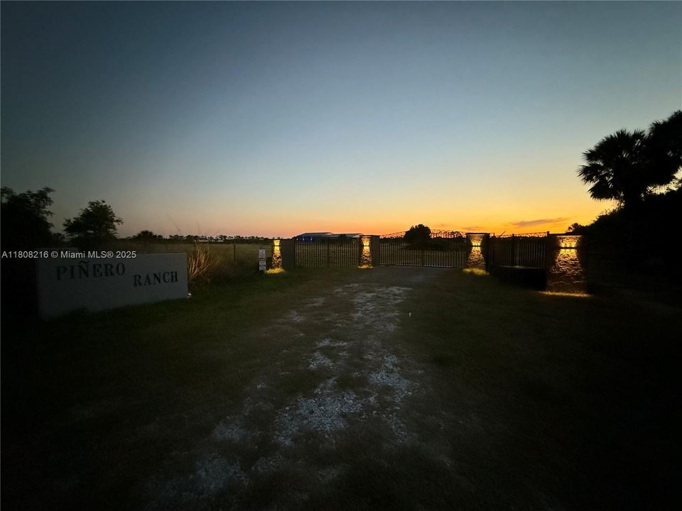 待售: $1,899,000 (20.25 acres)