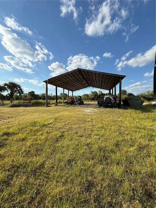 待售: $1,899,000 (20.25 acres)