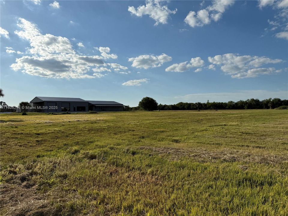 待售: $1,899,000 (20.25 acres)