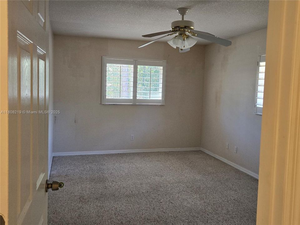 待售: $359,000 (4 贝兹, 2 浴室, 3000 平方英尺)