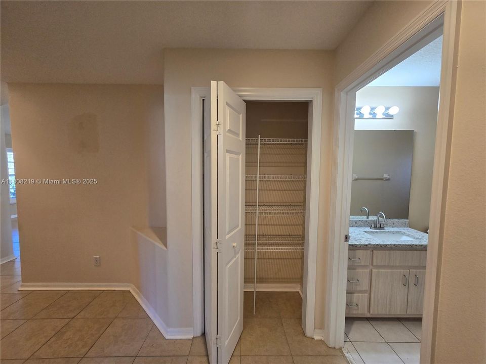 待售: $359,000 (4 贝兹, 2 浴室, 3000 平方英尺)