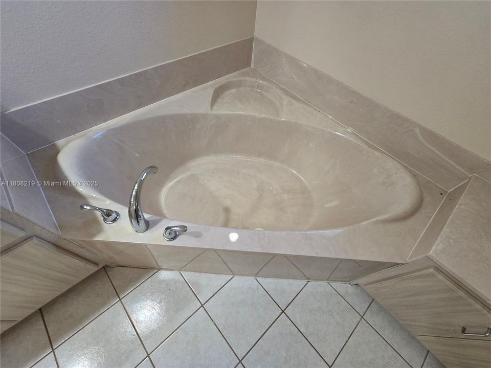 待售: $359,000 (4 贝兹, 2 浴室, 3000 平方英尺)