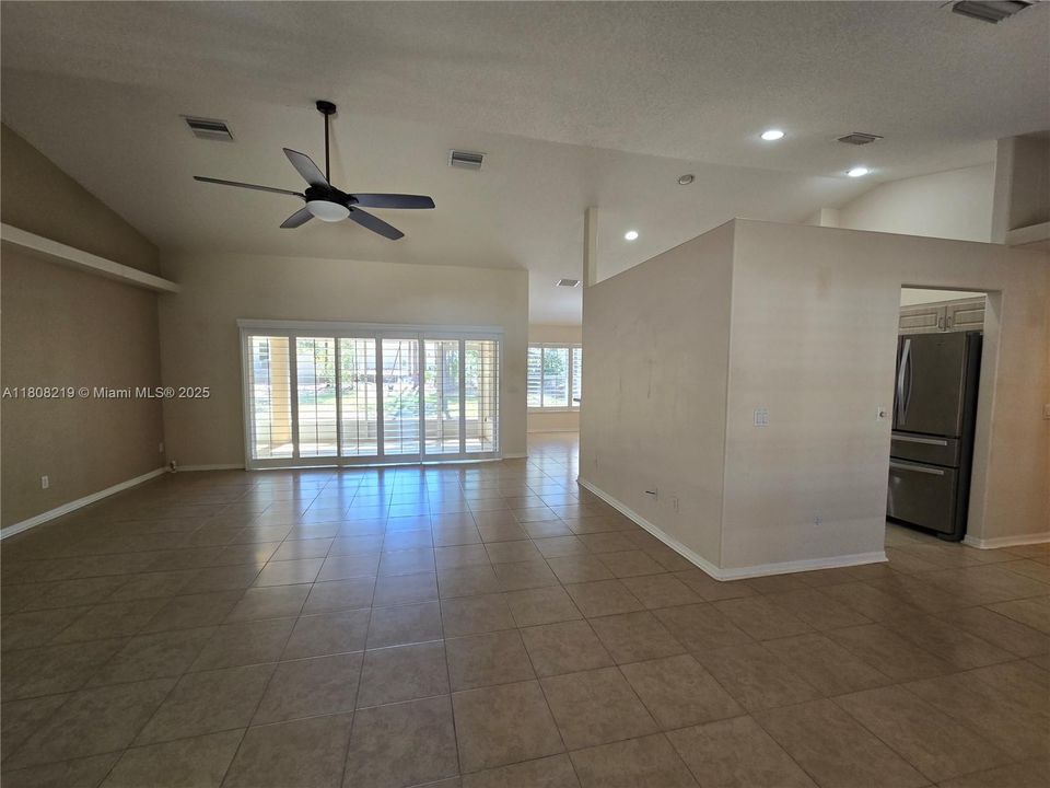 待售: $359,000 (4 贝兹, 2 浴室, 3000 平方英尺)