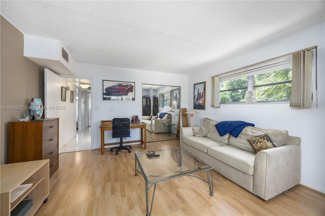 合同活跃: $129,000 (2 贝兹, 2 浴室, 1291 平方英尺)