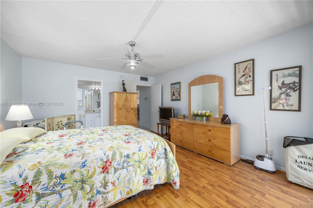 合同活跃: $129,000 (2 贝兹, 2 浴室, 1291 平方英尺)