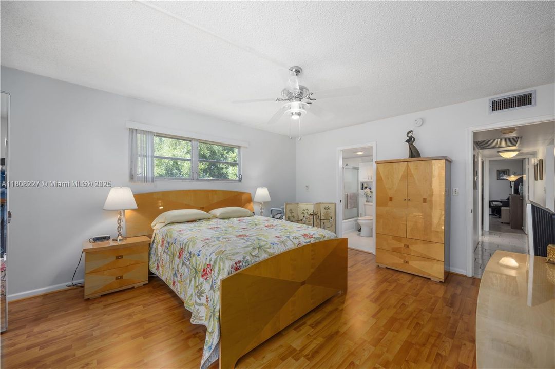 合同活跃: $129,000 (2 贝兹, 2 浴室, 1291 平方英尺)