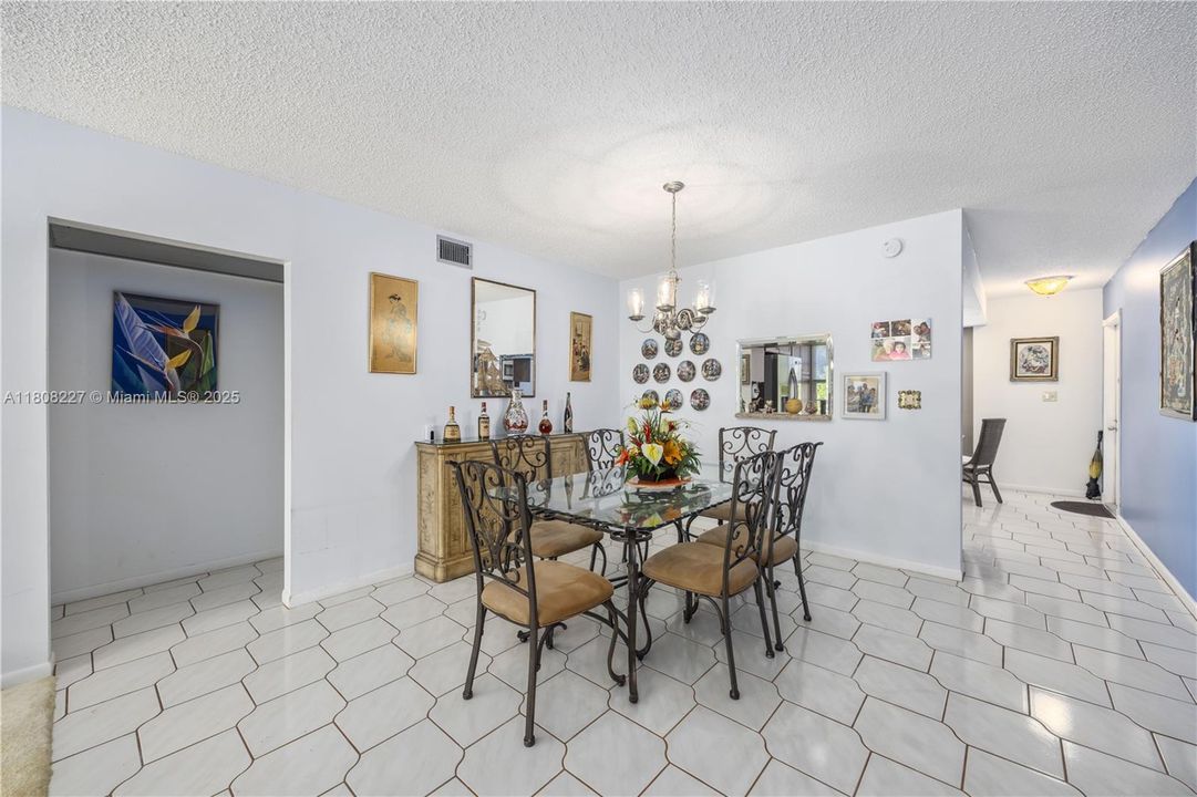 合同活跃: $129,000 (2 贝兹, 2 浴室, 1291 平方英尺)