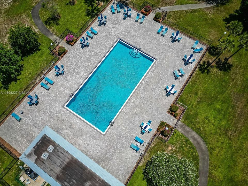 合同活跃: $129,000 (2 贝兹, 2 浴室, 1291 平方英尺)