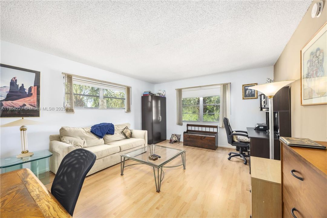 合同活跃: $129,000 (2 贝兹, 2 浴室, 1291 平方英尺)