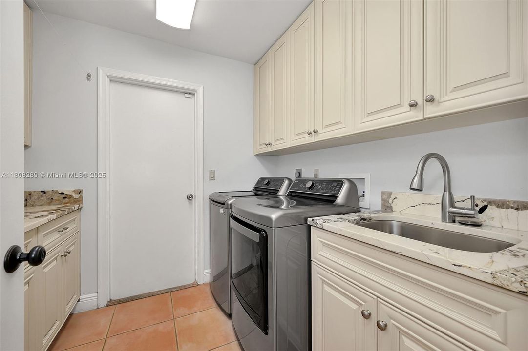 Recently Sold: $1,485,000 (4 beds, 2 baths, 3056 Square Feet)