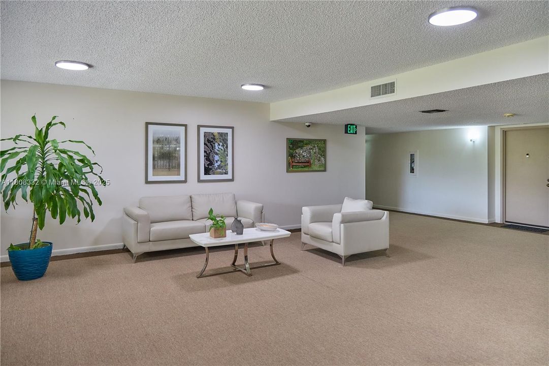 На продажу: $319,000 (2 спален, 2 ванн, 1235 Квадратных фут)