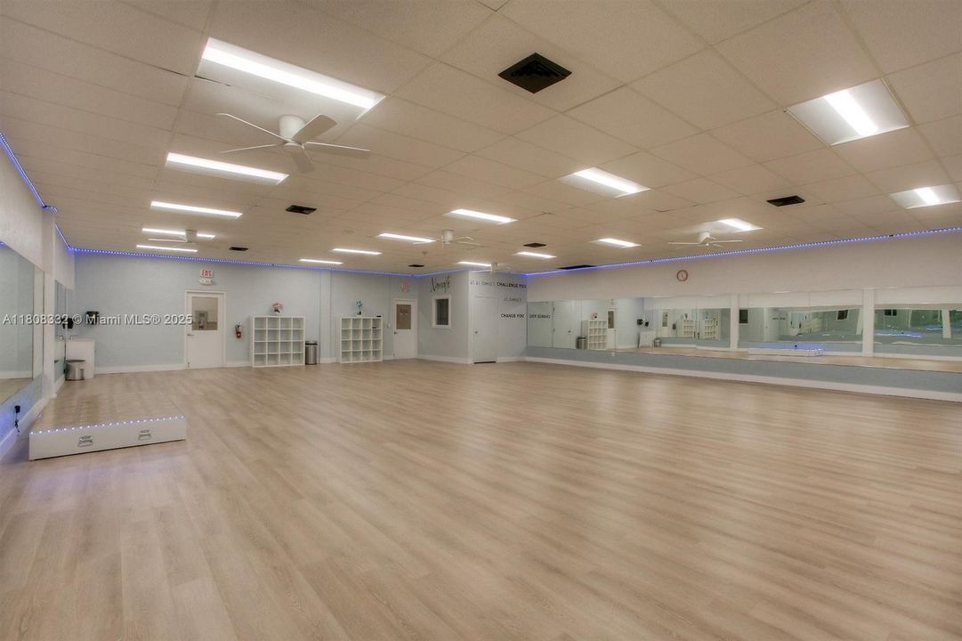 На продажу: $319,000 (2 спален, 2 ванн, 1235 Квадратных фут)