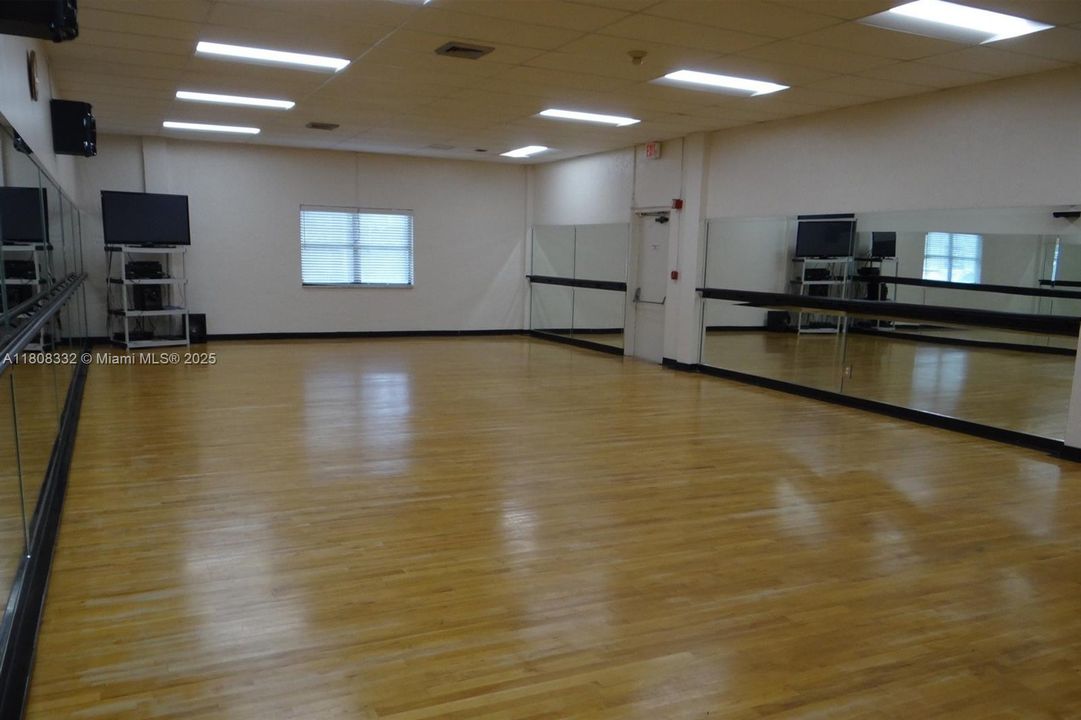 На продажу: $319,000 (2 спален, 2 ванн, 1235 Квадратных фут)