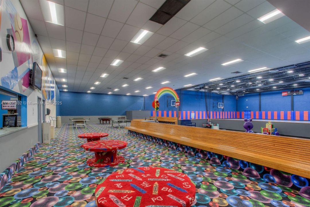 На продажу: $319,000 (2 спален, 2 ванн, 1235 Квадратных фут)