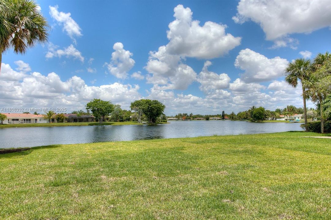 На продажу: $319,000 (2 спален, 2 ванн, 1235 Квадратных фут)