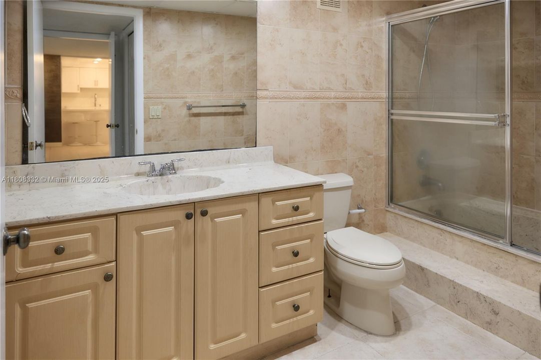 На продажу: $319,000 (2 спален, 2 ванн, 1235 Квадратных фут)