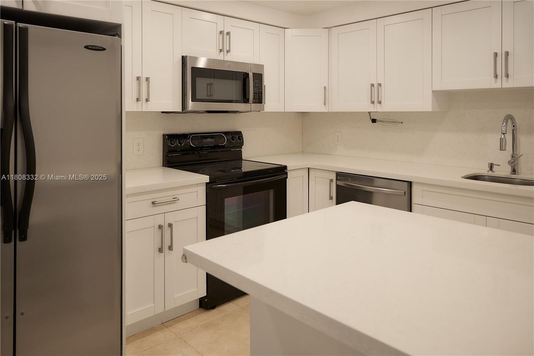 На продажу: $319,000 (2 спален, 2 ванн, 1235 Квадратных фут)