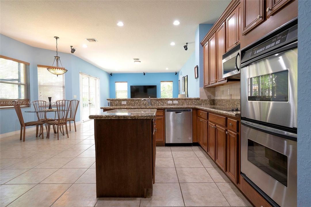 Recently Sold: $1,050,000 (4 beds, 3 baths, 2729 Square Feet)