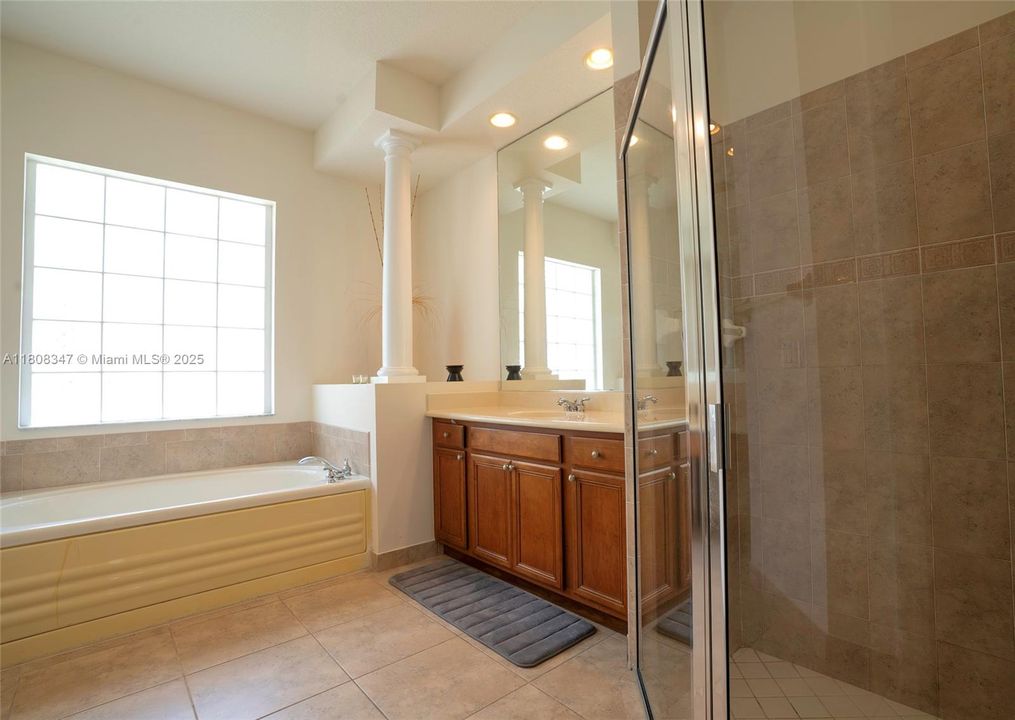 Recently Sold: $1,050,000 (4 beds, 3 baths, 2729 Square Feet)