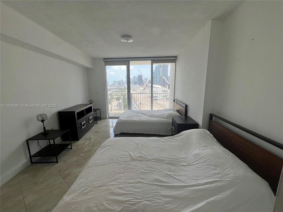 For Sale: $329,000 (1 beds, 1 baths, 821 Square Feet)