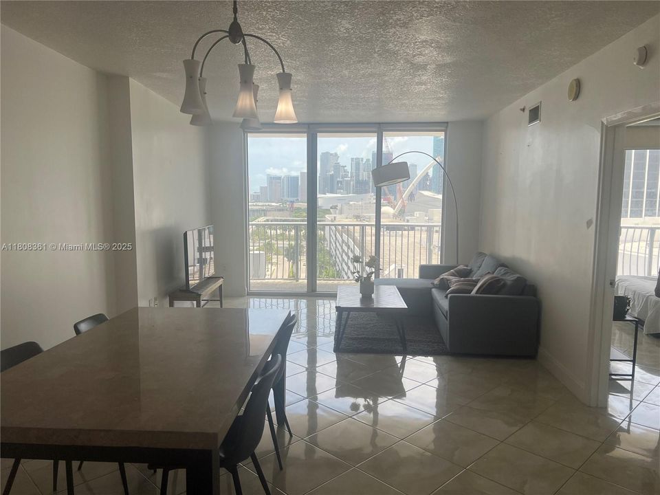 For Sale: $329,000 (1 beds, 1 baths, 821 Square Feet)