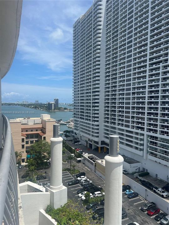 For Sale: $329,000 (1 beds, 1 baths, 821 Square Feet)