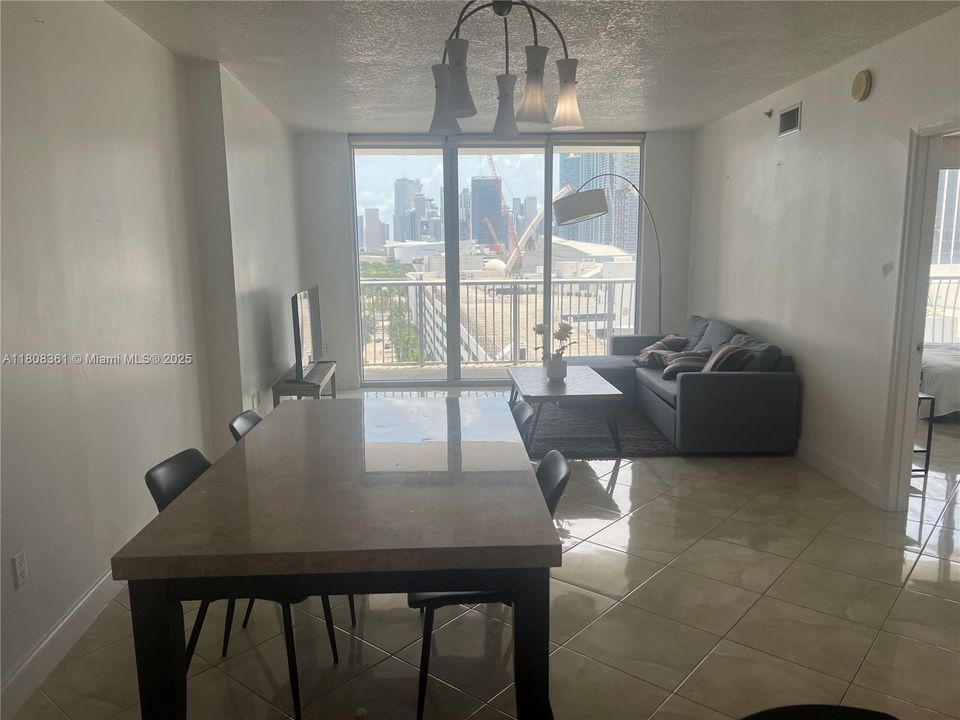 For Sale: $329,000 (1 beds, 1 baths, 821 Square Feet)