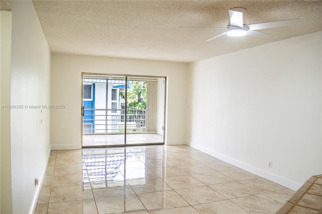 En Venta: $114,999 (2 camas, 2 baños, 958 Pies cuadrados)