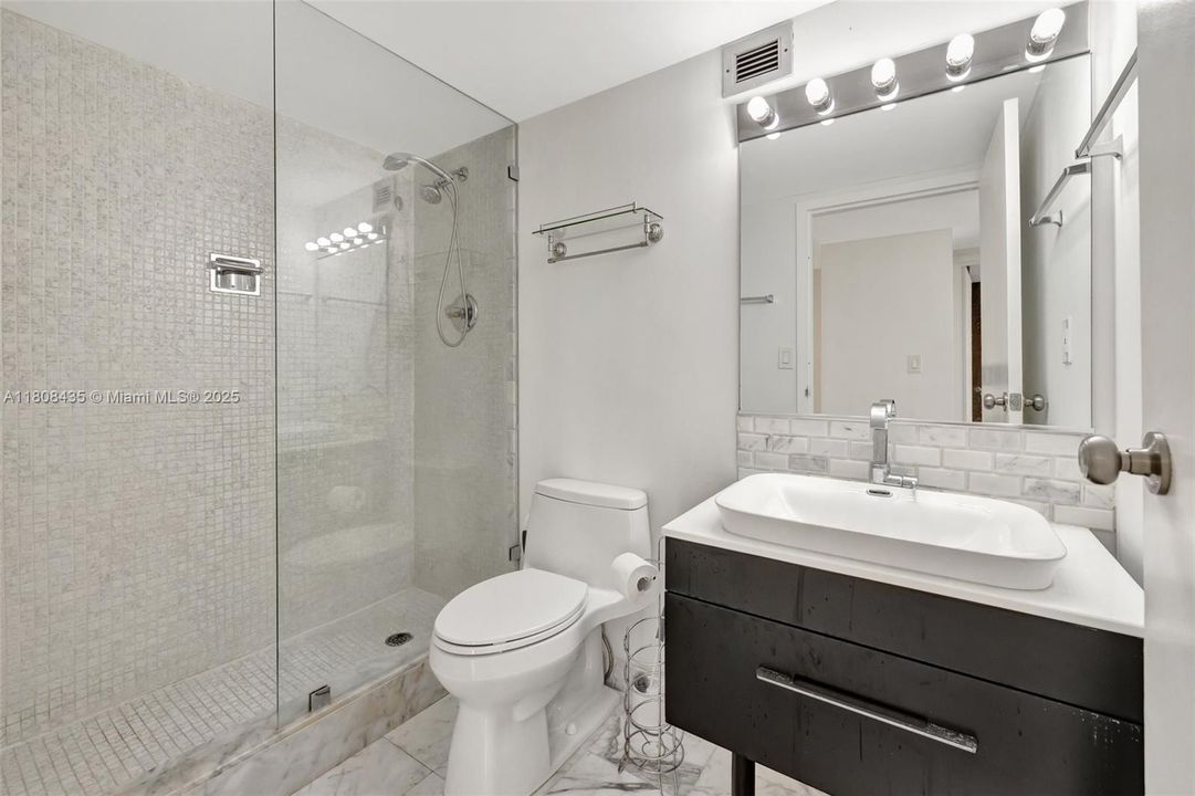 For Sale: $320,000 (2 beds, 2 baths, 894 Square Feet)