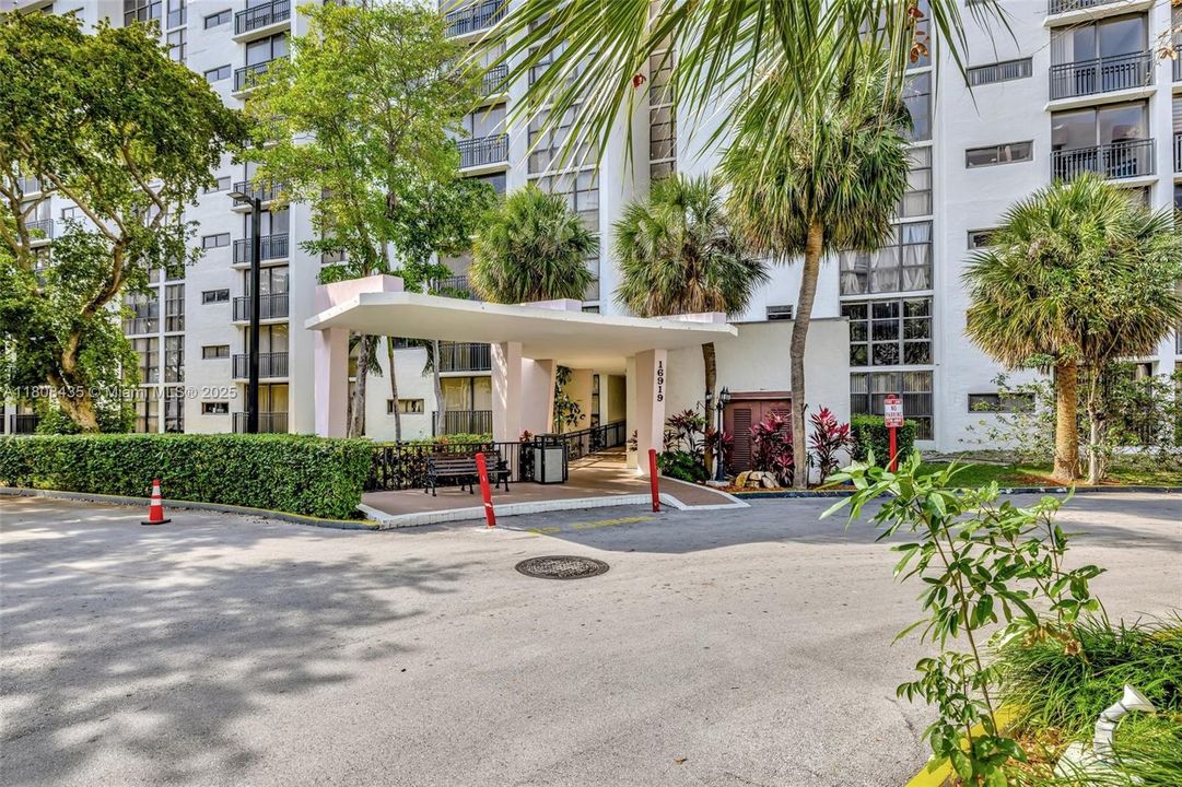 For Sale: $320,000 (2 beds, 2 baths, 894 Square Feet)