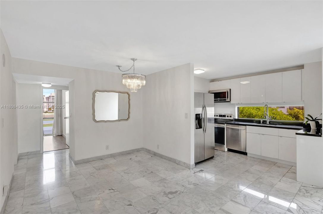 For Sale: $320,000 (2 beds, 2 baths, 894 Square Feet)