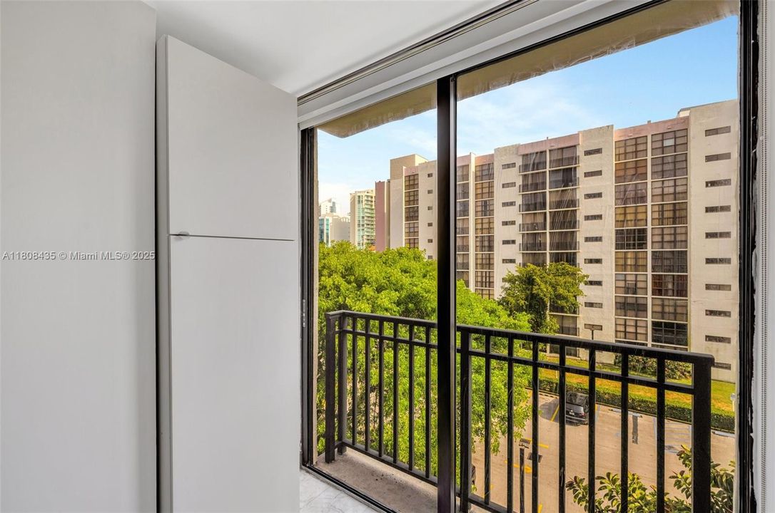 For Sale: $320,000 (2 beds, 2 baths, 894 Square Feet)