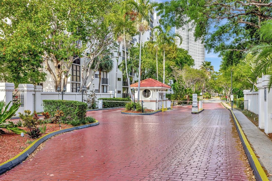 For Sale: $320,000 (2 beds, 2 baths, 894 Square Feet)