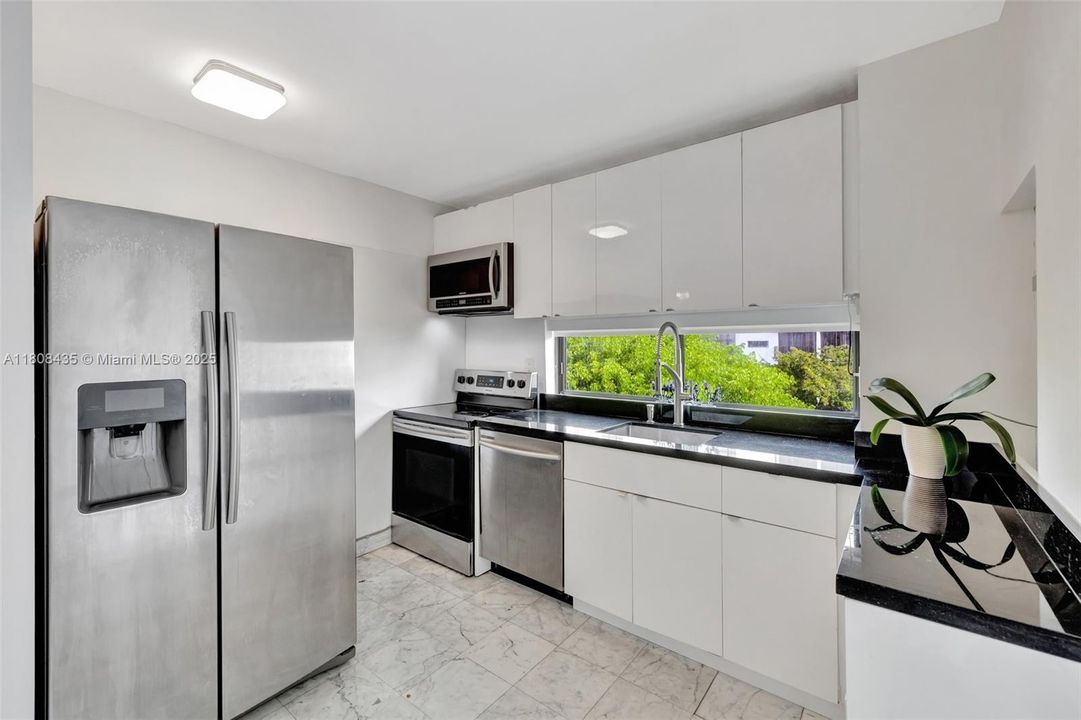 For Sale: $320,000 (2 beds, 2 baths, 894 Square Feet)
