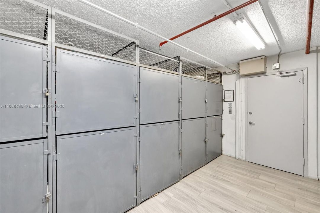 For Sale: $320,000 (2 beds, 2 baths, 894 Square Feet)