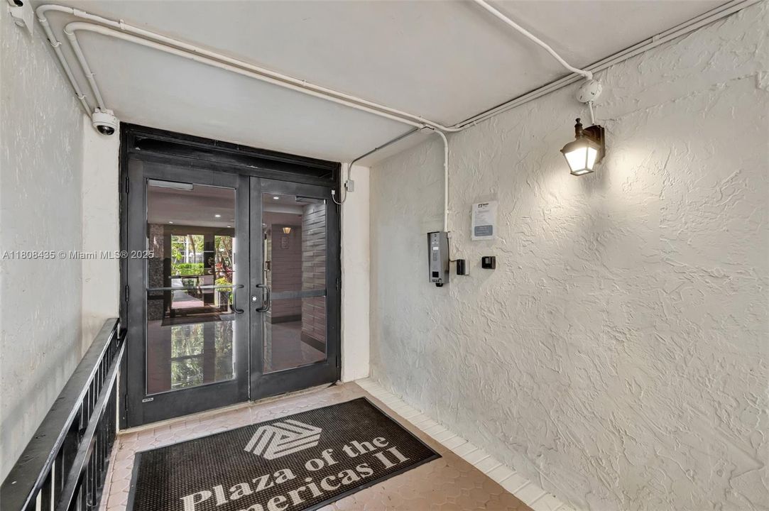 For Sale: $320,000 (2 beds, 2 baths, 894 Square Feet)