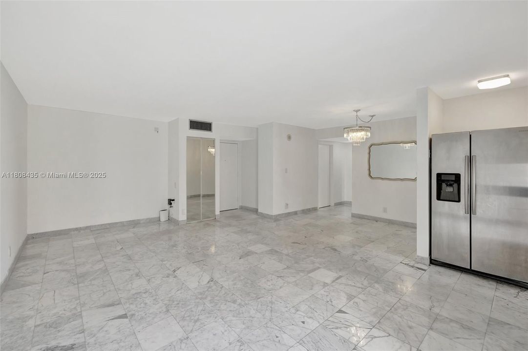 For Sale: $320,000 (2 beds, 2 baths, 894 Square Feet)