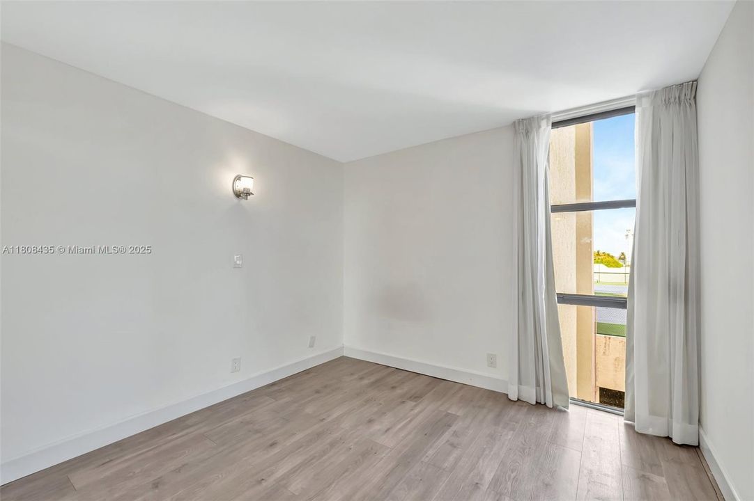 For Sale: $320,000 (2 beds, 2 baths, 894 Square Feet)