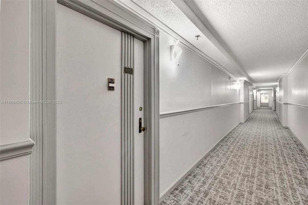 For Sale: $320,000 (2 beds, 2 baths, 894 Square Feet)