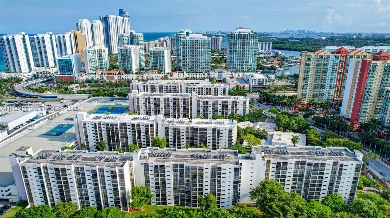 For Sale: $320,000 (2 beds, 2 baths, 894 Square Feet)
