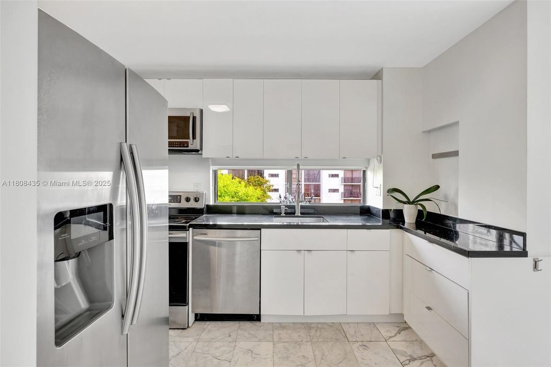 For Sale: $320,000 (2 beds, 2 baths, 894 Square Feet)