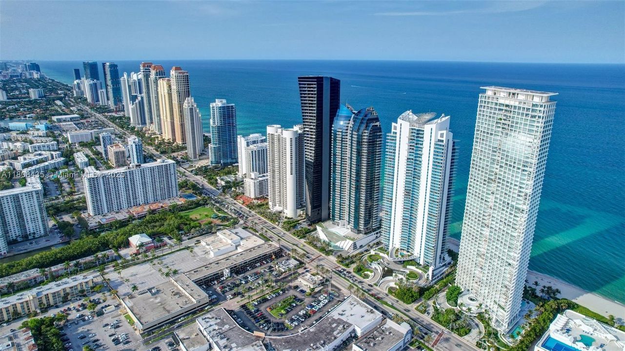 For Sale: $320,000 (2 beds, 2 baths, 894 Square Feet)