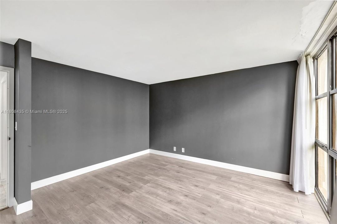 For Sale: $320,000 (2 beds, 2 baths, 894 Square Feet)